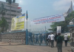 Vue de banderole transmettant le message du personnel de l'OCC. Siège administratif de Kinshasa. Ph. Zoom Eco