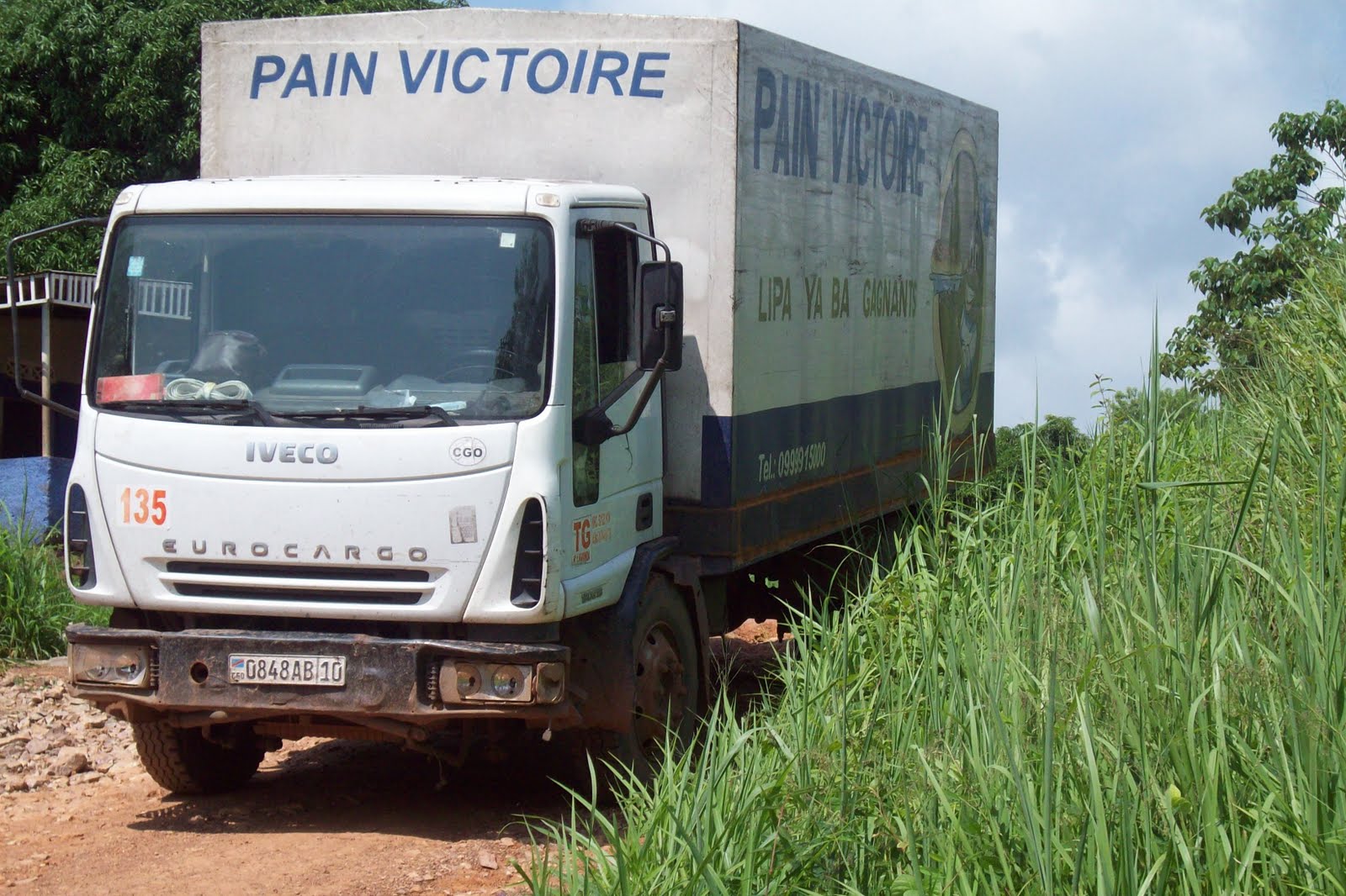 Véhicule Pain Victoire sur la route Kimpese Luozi Ph. kléber