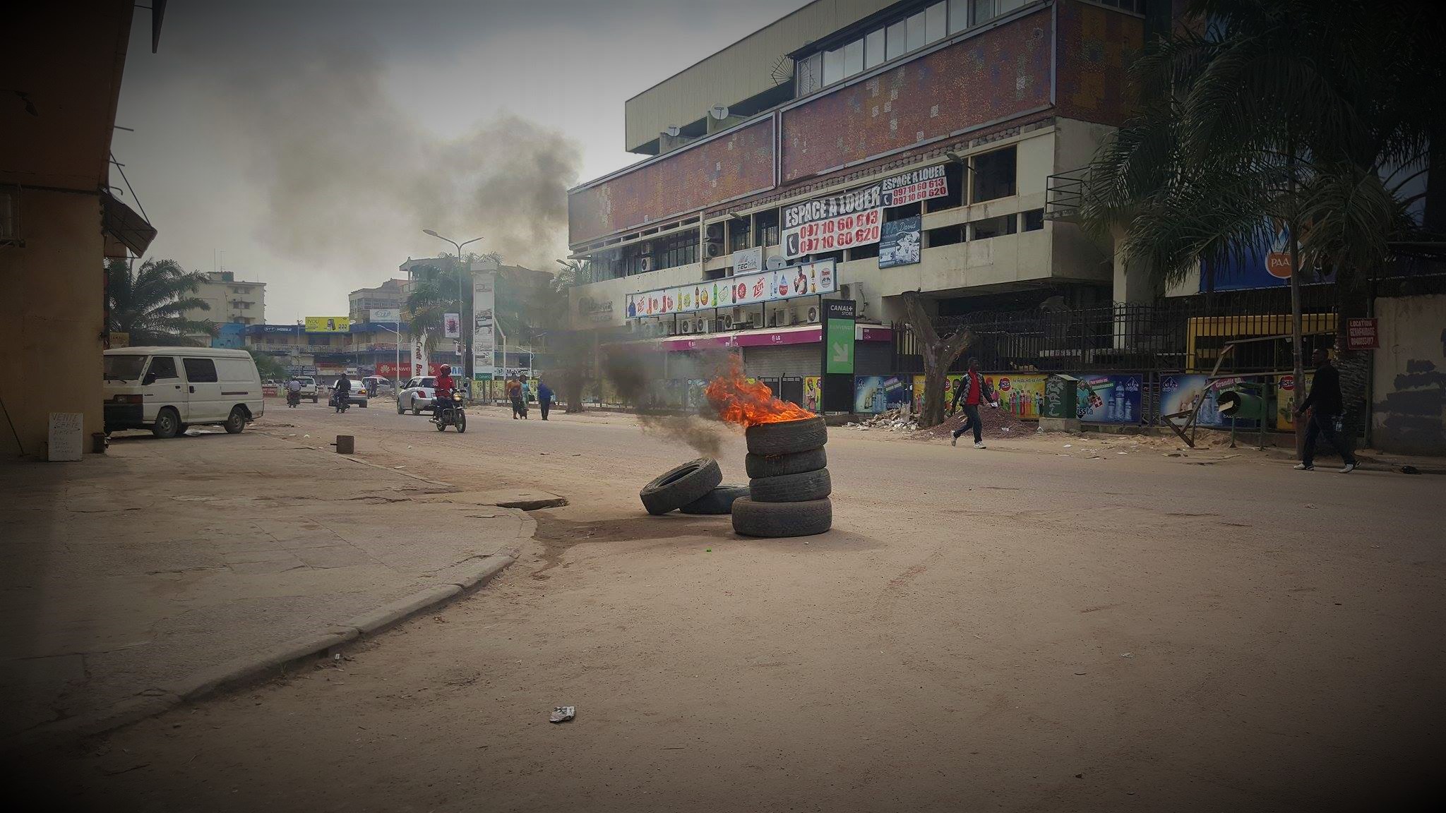 Kinshasa : 9H30, les commerces restent fermés vers le Grand Marché [10 Photos] 1