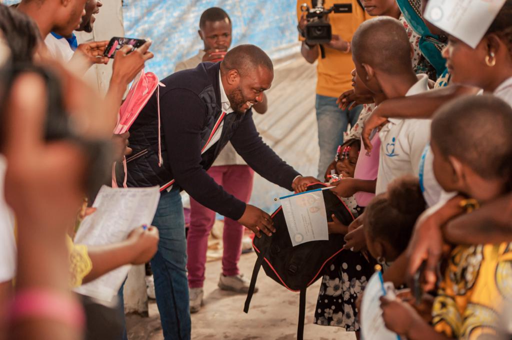 Kinshasa en soutien à la gratuité de lenseignement primaire lAsbl Les Amis de Patrick Muyaya fait un don des fournitures scolaires à une centaine denfants au camp militaire Kokolo