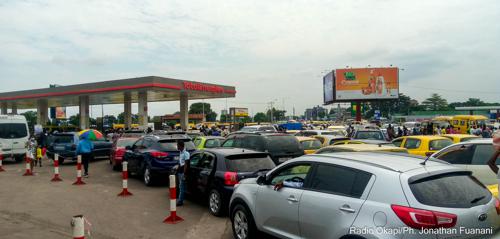 RDC : pénurie de carburant, de longues files devant les stations accentuent les embouteillages