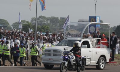 RDC le Pape François auréolé à son entrée à laéroport de Ndolo
