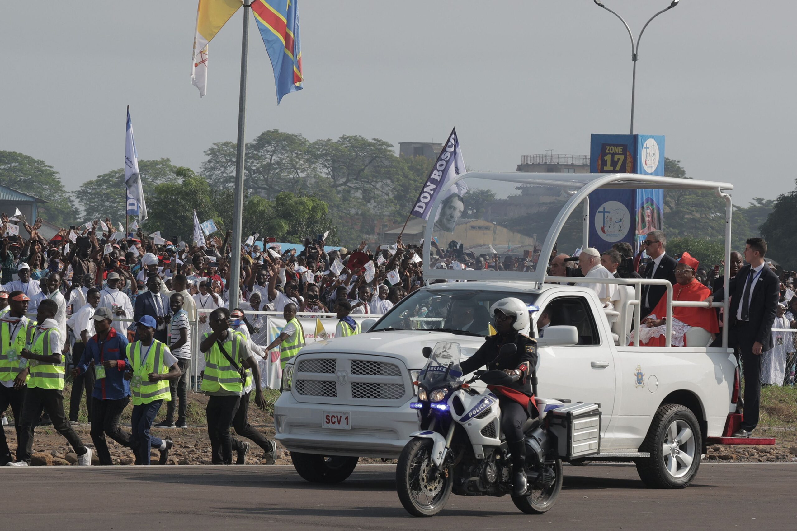 RDC le Pape François auréolé à son entrée à laéroport de Ndolo scaled